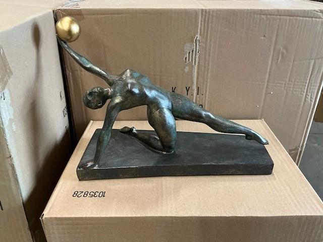 Partij vrouwelijke turnster met gouden bal beeldje 32x14x24 cm (26x) - afbeelding 1 van  4