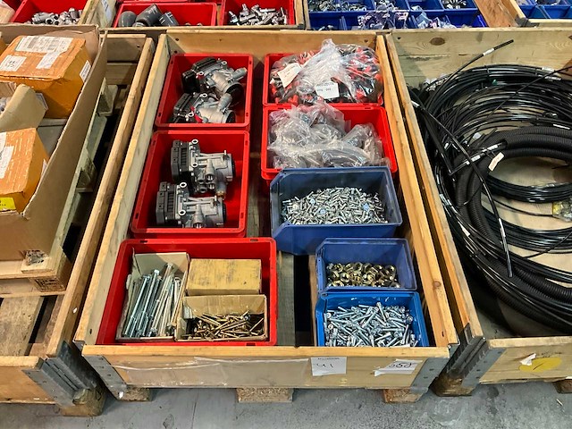 Partij wabco modulators en bevestigingsmaterialen - afbeelding 1 van  7