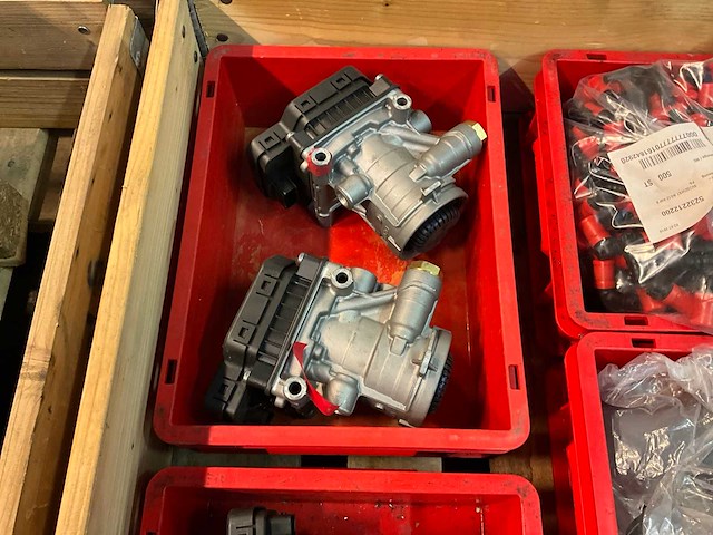 Partij wabco modulators en bevestigingsmaterialen - afbeelding 2 van  7