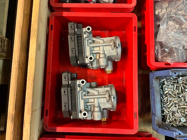 Partij wabco modulators en bevestigingsmaterialen - afbeelding 3 van  7