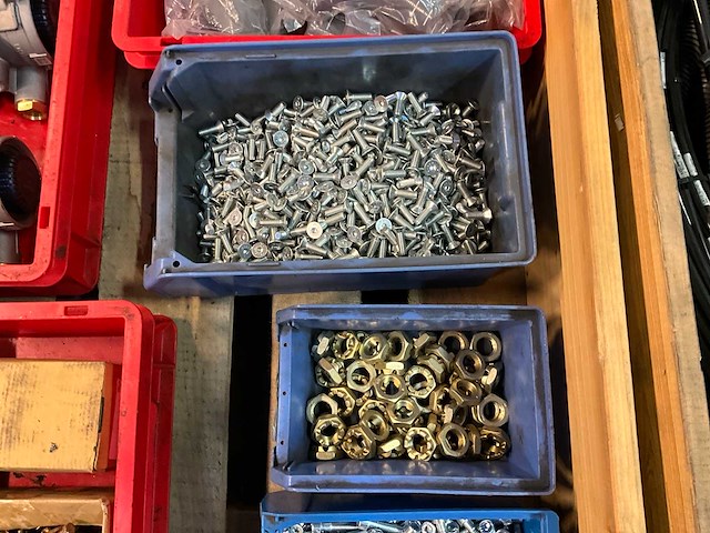 Partij wabco modulators en bevestigingsmaterialen - afbeelding 6 van  7