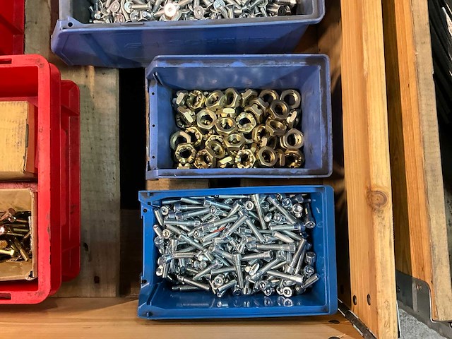 Partij wabco modulators en bevestigingsmaterialen - afbeelding 7 van  7