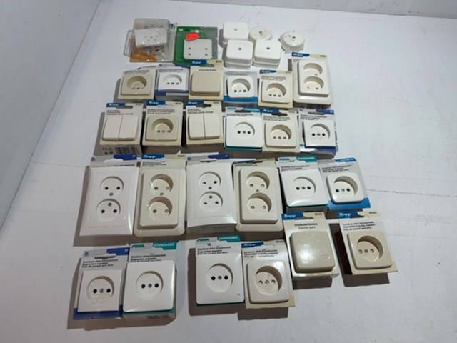 Partij wandcontactdozen en schakelaars, kopp, peha, busch & jaeger, 28 stuks - afbeelding 1 van  4