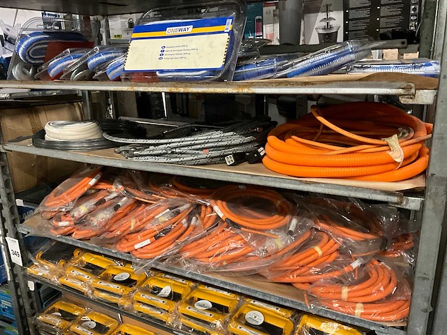 Partij wastafelslangen en kabelbomen - afbeelding 1 van  8