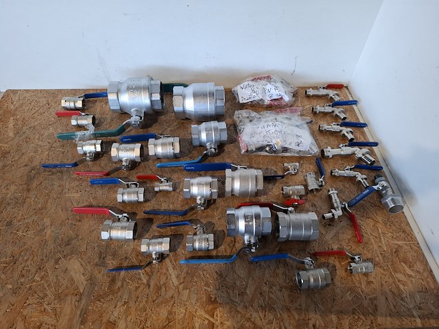 Partij water kogelafsluiters en water kogelkranen dumatco - afbeelding 1 van  39