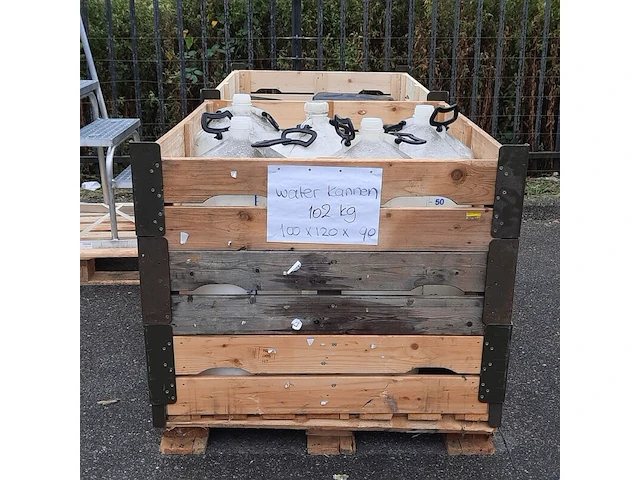 Partij waterkannen en jerrycans - afbeelding 1 van  8
