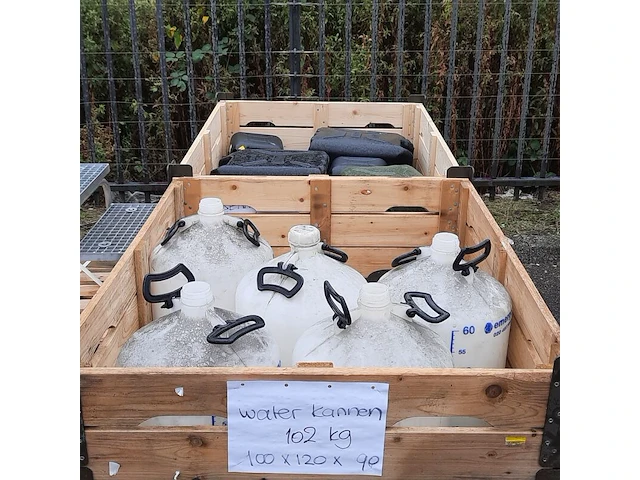 Partij waterkannen en jerrycans - afbeelding 2 van  8