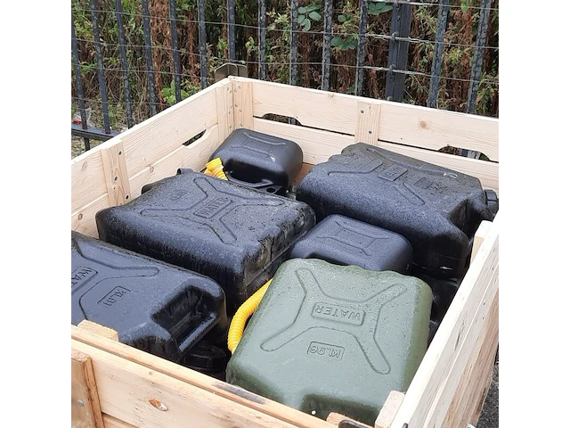 Partij waterkannen en jerrycans - afbeelding 5 van  8