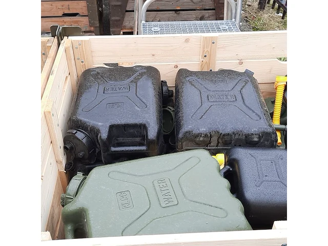 Partij waterkannen en jerrycans - afbeelding 7 van  8