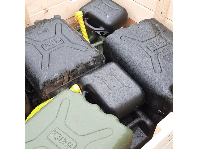 Partij waterkannen en jerrycans - afbeelding 8 van  8