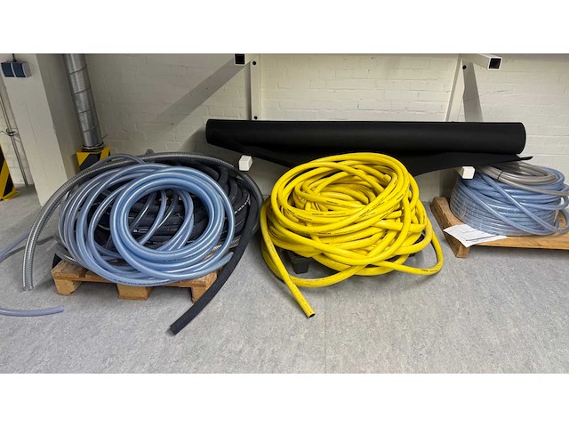 Partij waterslangen en luchtslangen - afbeelding 1 van  6