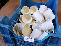 Partij wedgwood in plastic krat - afbeelding 1 van  5