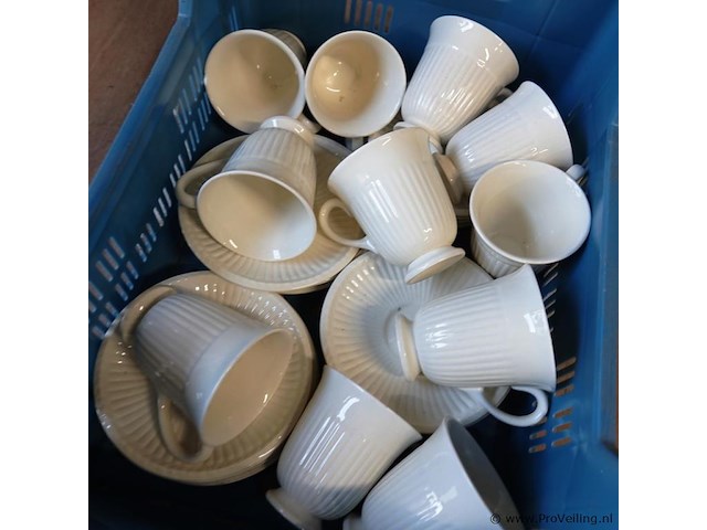 Partij wedgwood in plastic krat - afbeelding 2 van  5