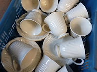 Partij wedgwood in plastic krat - afbeelding 2 van  5