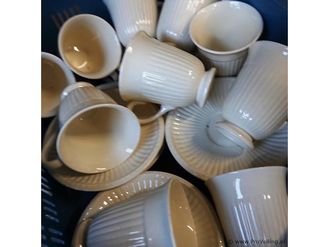 Partij wedgwood in plastic krat - afbeelding 3 van  5