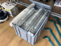 Partij wegwerpbekers in krat - afbeelding 1 van  2