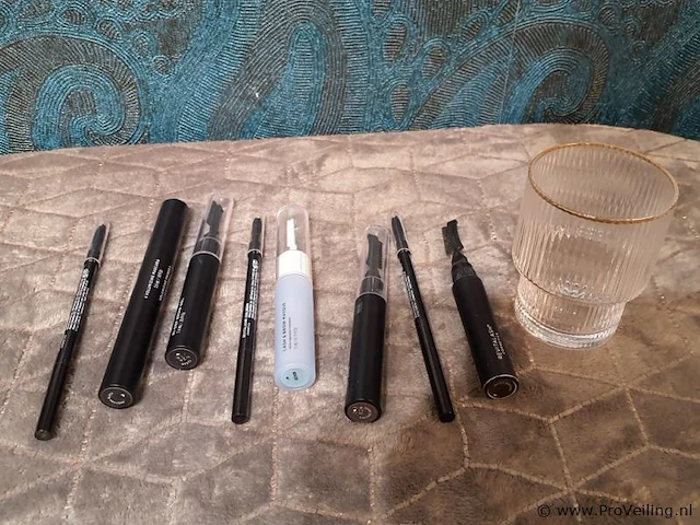 Partij wenkbrauw- en oogmake-up bestaande uit o.a. revitalash hi-def wenkbrauwgel brow gel - afbeelding 7 van  14