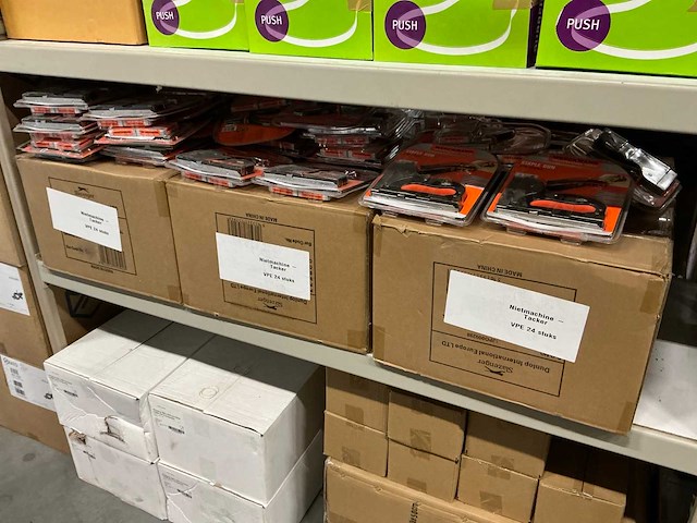 Partij werckmann staple gun with staples (185x) - afbeelding 2 van  3