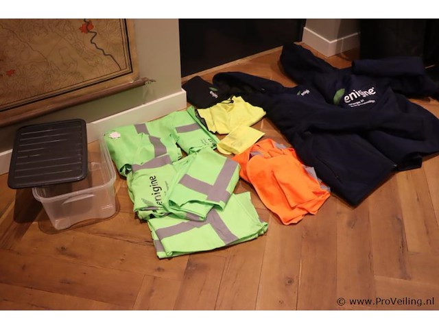 Partij werkkleding bestaande uit o.a. werkjassen & hesjes - afbeelding 1 van  7