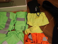 Partij werkkleding bestaande uit o.a. werkjassen & hesjes - afbeelding 7 van  7