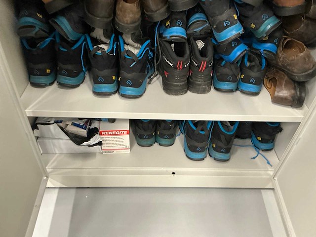Partij werkkleding en pbm met kast - afbeelding 2 van  8