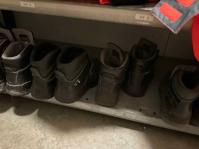 Partij werkkleding en schoenen - afbeelding 8 van  26