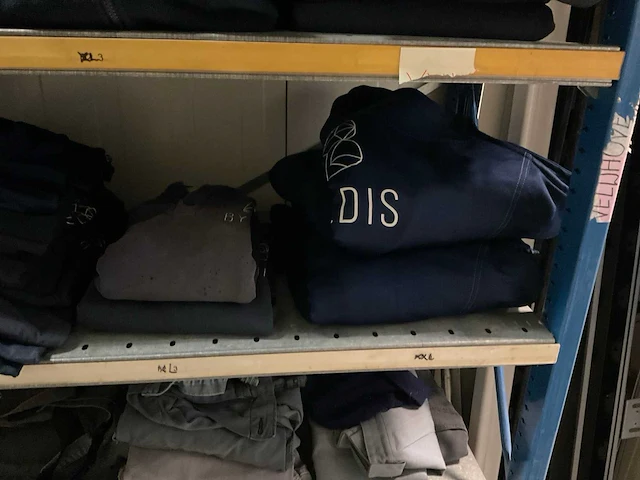 Partij werkkleding en schoenen - afbeelding 12 van  26
