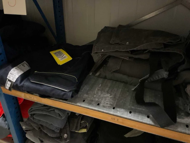 Partij werkkleding en schoenen - afbeelding 15 van  26