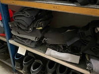 Partij werkkleding en schoenen - afbeelding 1 van  26