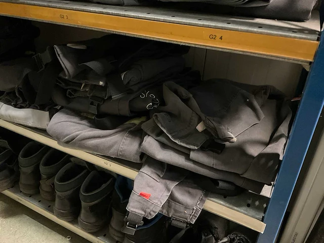 Partij werkkleding en schoenen - afbeelding 17 van  26