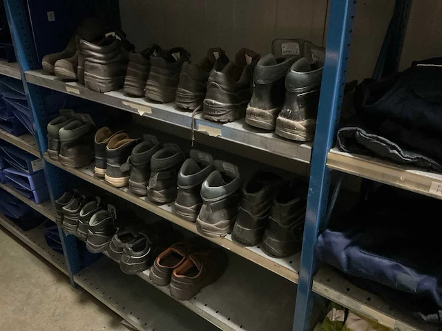 Partij werkkleding en schoenen - afbeelding 20 van  26