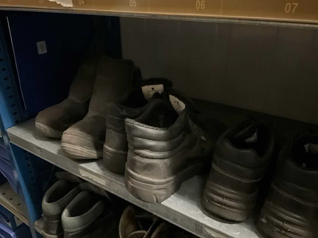 Partij werkkleding en schoenen - afbeelding 21 van  26