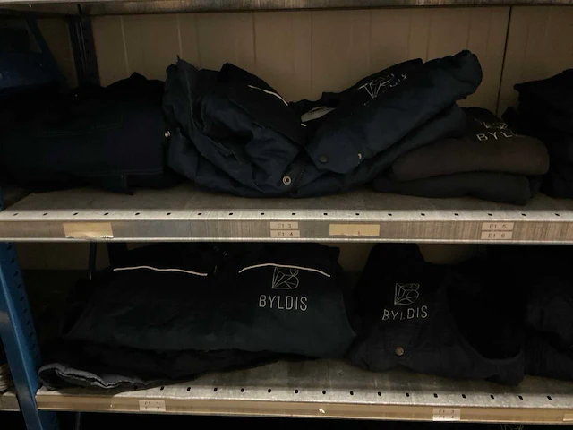 Partij werkkleding en schoenen - afbeelding 2 van  24