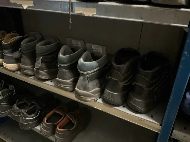 Partij werkkleding en schoenen - afbeelding 21 van  24