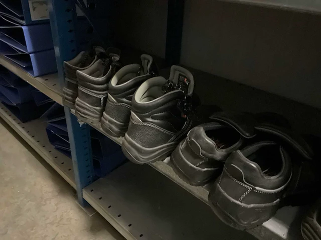 Partij werkkleding en schoenen - afbeelding 22 van  24