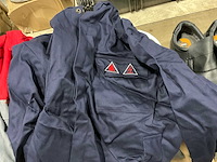 Partij werkschoenen en kleding - afbeelding 2 van  11