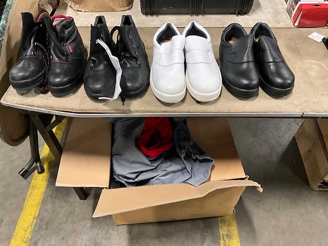Partij werkschoenen en kleding - afbeelding 1 van  11