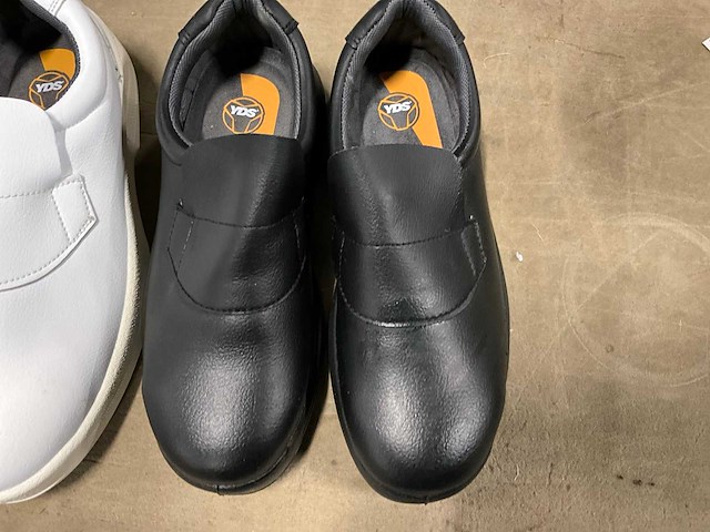 Partij werkschoenen en kleding - afbeelding 4 van  11