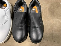 Partij werkschoenen en kleding - afbeelding 3 van  11