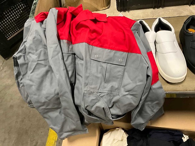 Partij werkschoenen en kleding - afbeelding 6 van  11