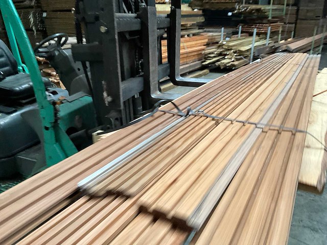 Partij western cedar triple rhombusprofielplanken - afbeelding 6 van  7