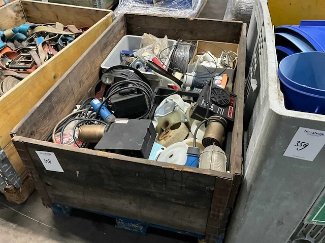 Partij wielen en divers - afbeelding 1 van  7