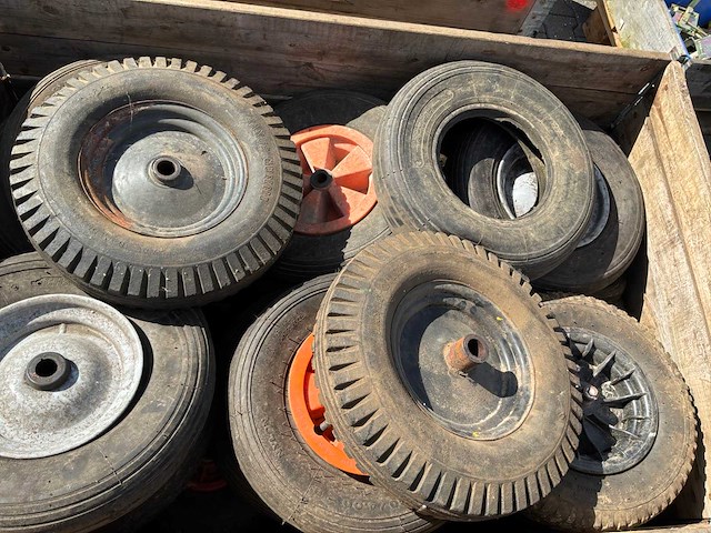 Partij wielen - afbeelding 2 van  2