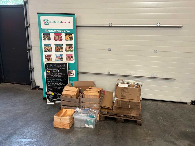 Partij winkel inventaris en inpakmateriaal - afbeelding 1 van  12