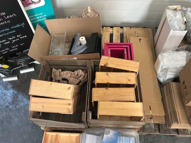 Partij winkel inventaris en inpakmateriaal - afbeelding 9 van  12