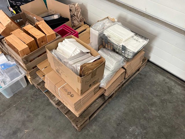 Partij winkel inventaris en inpakmateriaal - afbeelding 10 van  12