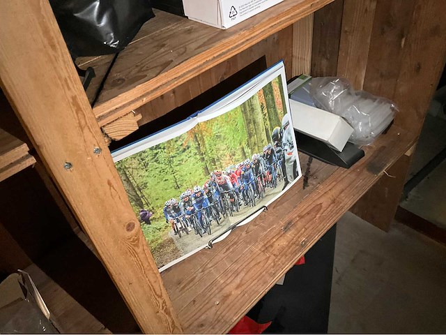 Partij winkelinventaris en fietsbenodigdheden - afbeelding 2 van  20