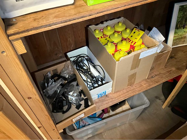 Partij winkelinventaris en fietsbenodigdheden - afbeelding 3 van  20