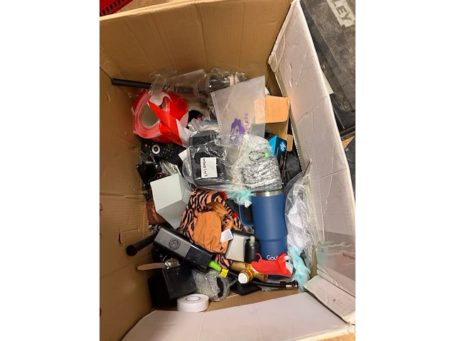 Partij winkelinventaris en handelsgoederen, philips, goui, new balance en diversen - afbeelding 3 van  14