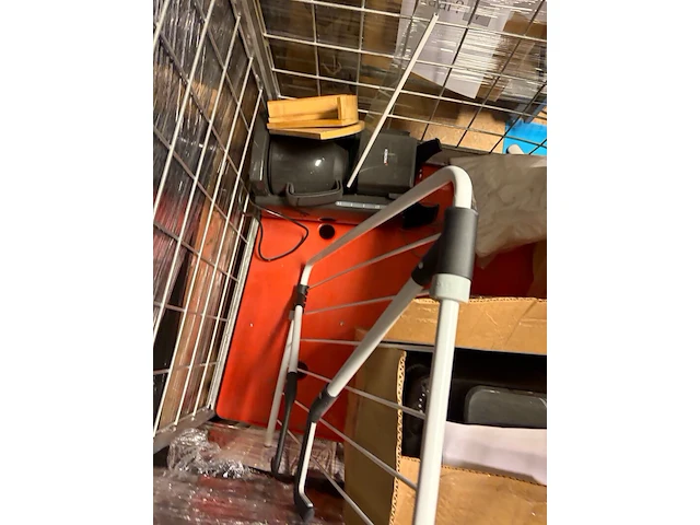 Partij winkelinventaris en handelsgoederen, philips, goui, new balance en diversen - afbeelding 8 van  14